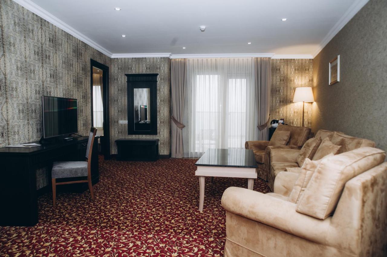Colosseum Marina Hotel Batumi Bagian luar foto