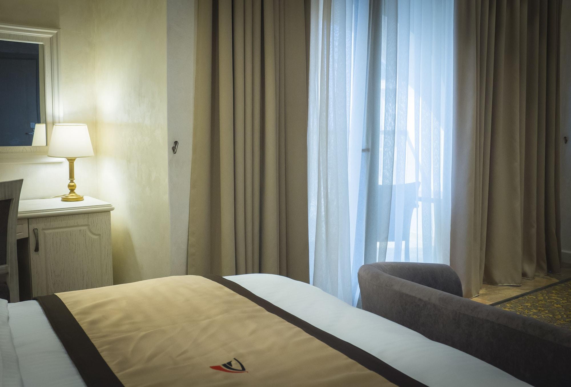 Colosseum Marina Hotel Batumi Bagian luar foto