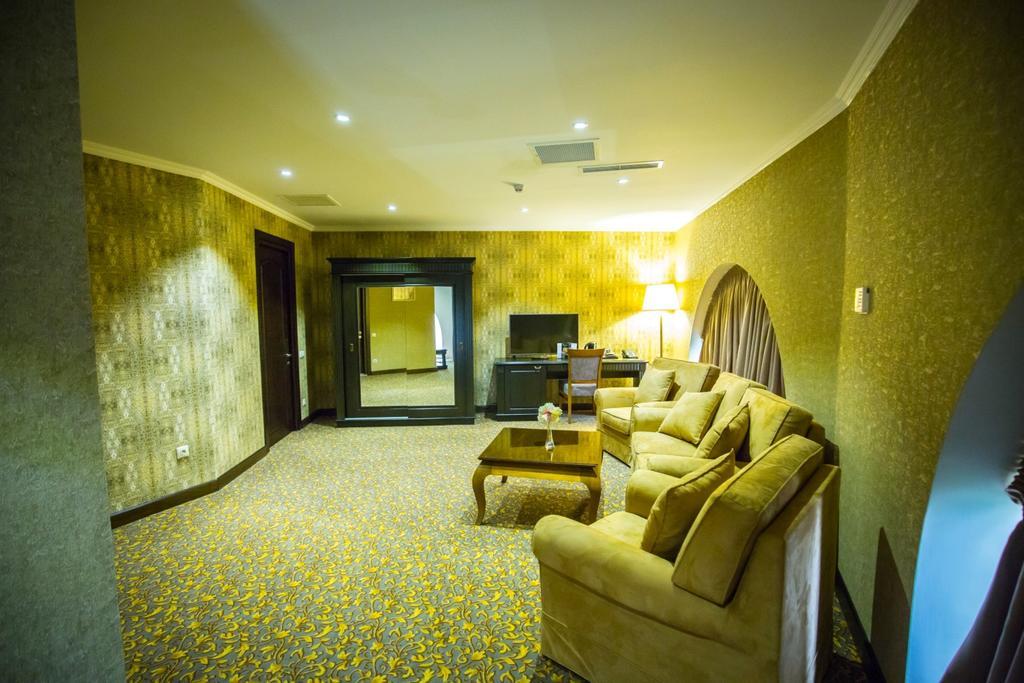 Colosseum Marina Hotel Batumi Ruang foto