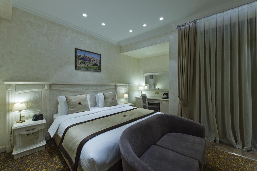 Colosseum Marina Hotel Batumi Bagian luar foto